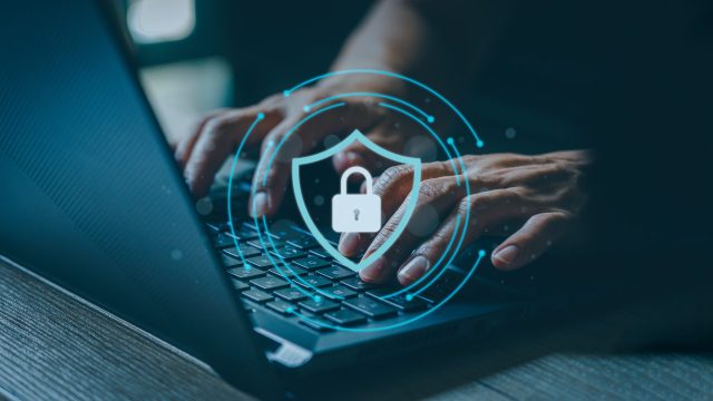 Webサイトのセキュリティ診断を行っている調査員の手元