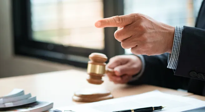 罰金や損害賠償請求を命じられる可能性がある